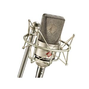 המיקרופון משמש כסטנדרט בכל הקשור להקלטות ביתיות ותעשיית המוסיקה. 